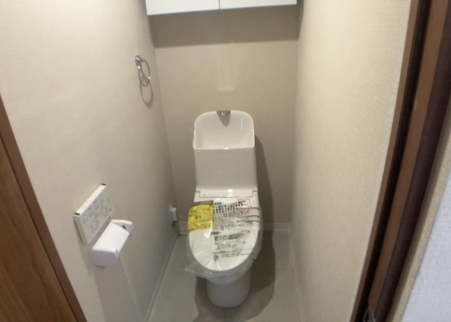 【トイレ】 | マイキャッスル八王子暁町ガーデンヒルズ | トイレは大きさや形、機能、抗菌性などが異なる多種多彩なタイプが各メーカーから出ています。それぞれに良さがあるため、事前にどういったタイプのトイレがいいのかをご家庭内で決めて、内見に行くといいでしょう。