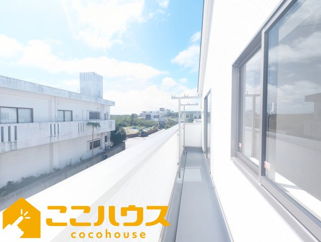 うるま市勝連南風原第6　新築戸建て　全2棟　2号棟のバルコニー|2部屋から出入りのできるワイドバルコニー