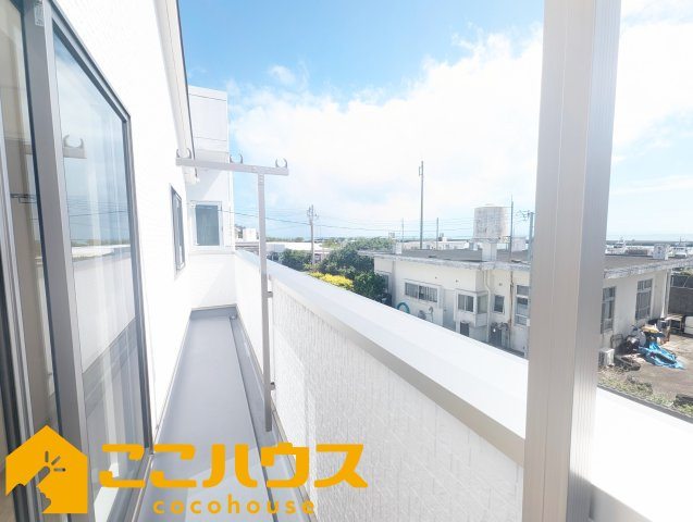 うるま市勝連南風原第6　新築戸建て　全2棟　2号棟のバルコニー|2部屋から出入りのできるワイドバルコニー