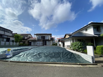 第1種低層住居専用地域内で周囲に高い建物が無く落ち着いた景観です。