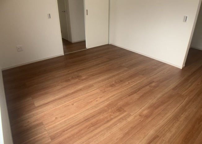 【洋室】 | 洋室のメリットは重い家具が置きやすく、身の回りが整理しやすいことです。 床がフローリングのため畳とは異なり凹みにくいです。 クローゼットなど収納が豊富で、普段使わない旅行カバンや服の整頓も簡単にです。
