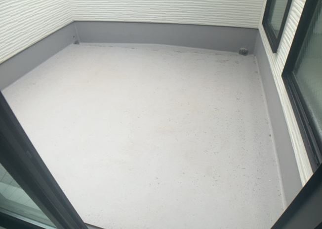 【バルコニー】 | バルコニーは、室外の専用スペースのうち、「屋根がなく開放された空間」であるものを指します。ベランダより広いタイプのものが多く、日当たりもよいため家庭菜園などを楽しみたい人にとって適した環境となります。