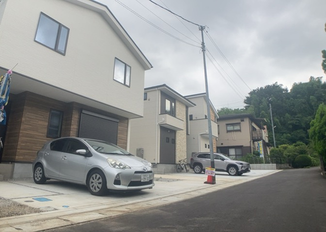 【前面道路含む現地写真】 | 住宅用の土地では前面道路に2m以上接していなければならないと法律で定められています。しかし、お持ちの車のサイズやライフスタイルなどにより、2mでは利便が悪い場合もございますので、事前に確認しましょう。