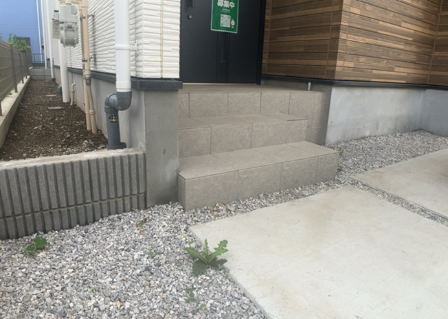 【構造・工法・仕様】 | 木造住宅とは土台、壁、柱など建築物の強度を支える構造体の材に木が使用されている構造を指します。構造体は建物の自重を支えるだけではなく風圧や水圧、積裁荷重などあらゆる衝撃に耐えるための基礎です。