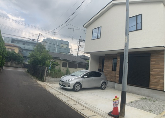 【前面道路含む現地写真】 | お持ちの車種によっては前面道路が広い方が便利でしょう。しかし、前面道路が広ければその分交通量が多くなるため、騒音などが気になる場合があります。実際に現地を見学し、周辺交通量や騒音などを確認しましょう！