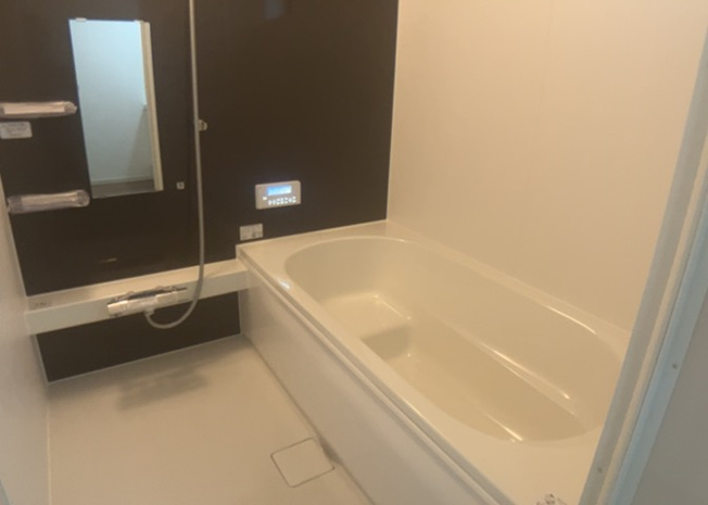【浴室】 | 入浴時の快適さも大事なことですが、綺麗な状態を維持できなければ気持ちよく入浴できません。毎日の掃除が楽という点は大事なポイントになります！カビが生えにくく掃除がしやすい、壁や浴槽を選ぶといいでしょう。