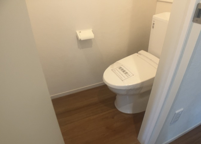 【トイレ】 | トイレは大きさや形、機能、抗菌性などが異なる多種多彩なタイプが各メーカーから出ています。それぞれに良さがあるため、事前にどういったタイプのトイレがいいのかをご家庭内で決めて、内見に行くといいでしょう。