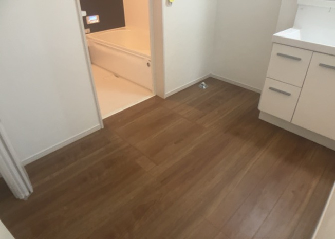 【脱衣所】 | 多くの戸建て住宅で見かける洗面脱衣所は、洗面台と洗濯機が2畳ほどのスペースに並べられていて、洗面所が脱衣所を兼ね備えている間取りが一般的です。お客様が利用することもある、パブリックな空間でもあります。