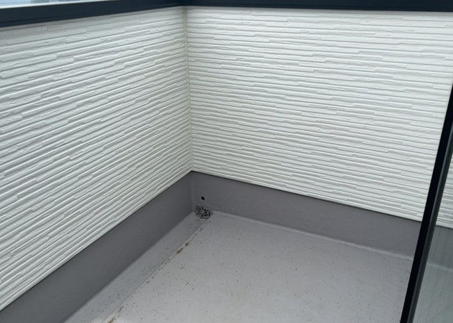 【バルコニー】 | バルコニーは、室外の専用スペースのうち、「屋根がなく開放された空間」であるものを指します。ベランダより広いタイプのものが多く、日当たりもよいため家庭菜園などを楽しみたい人にとって適した環境となります。