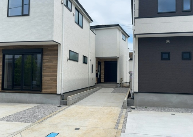 【外観】 | ついに完成致しました！現地をご見学に行く際は、道路の幅や周辺の交通量、施設などをご確認頂くことをおすすめします！物件の流れが早いため、内見をしたい方はお早めに当社営業までお問い合わせ頂きご予約下さい！
