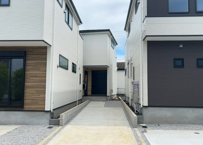 【前面道路含む現地写真】 | 住宅用の土地では前面道路に2m以上接していなければならないと法律で定められています。しかし、お持ちの車のサイズやライフスタイルなどにより、2mでは利便が悪い場合もございますので、事前に確認しましょう。