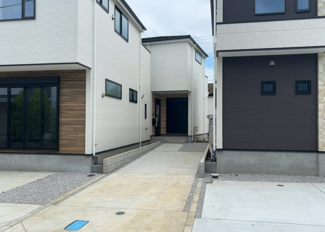 【庭】 | 庭があることでガーデニングや家庭菜園はもちろん、こどもの遊び場やペットを放して遊ぶことができます。また、家の周囲に余裕があるということです。隣地との間があれば、十分な日当たりと、風通しが確保できます。