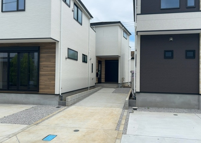 【構造・工法・仕様】 | 木造住宅とは土台、壁、柱など建築物の強度を支える構造体の材に木が使用されている構造を指します。構造体は建物の自重を支えるだけではなく風圧や水圧、積裁荷重などあらゆる衝撃に耐えるための基礎です。