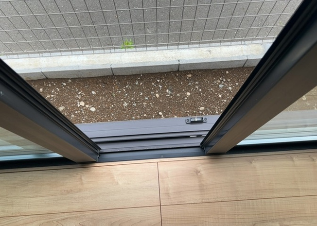 【内装】 | サッシとは、ガラス窓に使用される金属製の窓枠のことです。一般的に住宅建築では、金属製建具工事の段階で備え付けるもので、ガラス類や玄関、バスルームのスチール製のドアなどと同じタイミングで工事を行います。