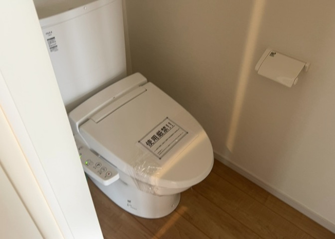 【トイレ】 | トイレは大きさや形、機能、抗菌性などが異なる多種多彩なタイプが各メーカーから出ています。それぞれに良さがあるため、事前にどういったタイプのトイレがいいのかをご家庭内で決めて、内見に行くといいでしょう。