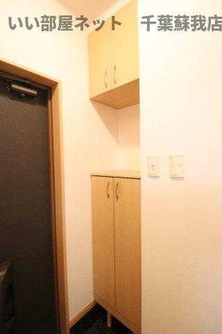 スモールウィンの玄関|収納もある玄関です