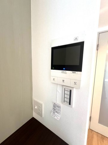 【設備】 | 茅ヶ崎ガーデンハウス | 大型モニター付きで来客確認も安心。操作しやすい最新設備です。