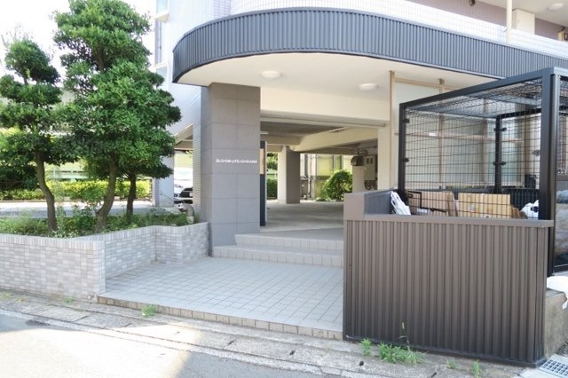 ブルームライフ市川のエントランス