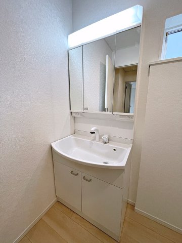 新築戸建・新築建売　郡山市大槻町第39　柴宮小・第一中の独立洗面台|三面鏡洗面台で朝の身支度もしやすい＆収納力も◎洗面台に物を置かずすっきり清潔に保つことができます！