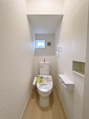 新築戸建・新築建売　郡山市大槻町第39　柴宮小・第一中のトイレ|白を基調としており小窓で換気ができるので清潔感のある空間。ペーパーホルダーが2つあるのも便利です！