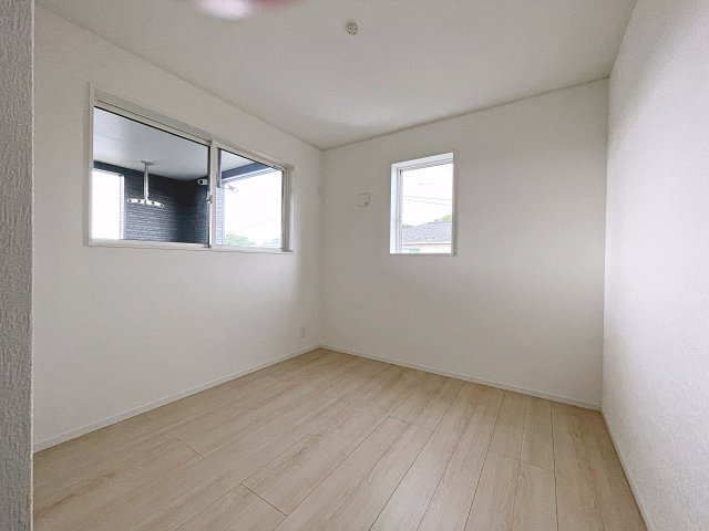 新築戸建・新築建売　郡山市大槻町第39　柴宮小・第一中の洋室|5帖の洋室は自然光が長時間入る2面採光で明るく気持ちの良いプライベート空間です！