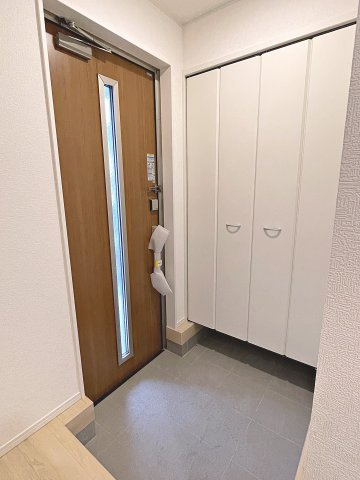 新築戸建・新築建売　郡山市大槻町第39　柴宮小・第一中の玄関|白を基調としており清潔感があります。玄関ドアから日差しが入り明るい玄関です。