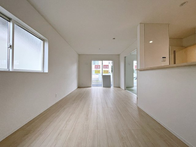 新築戸建・新築建売　郡山市大槻町第39　柴宮小・第一中の居間・リビング|南側の大きな窓から日差しが入り明るいリビングはご家族皆さんの憩いの場です！