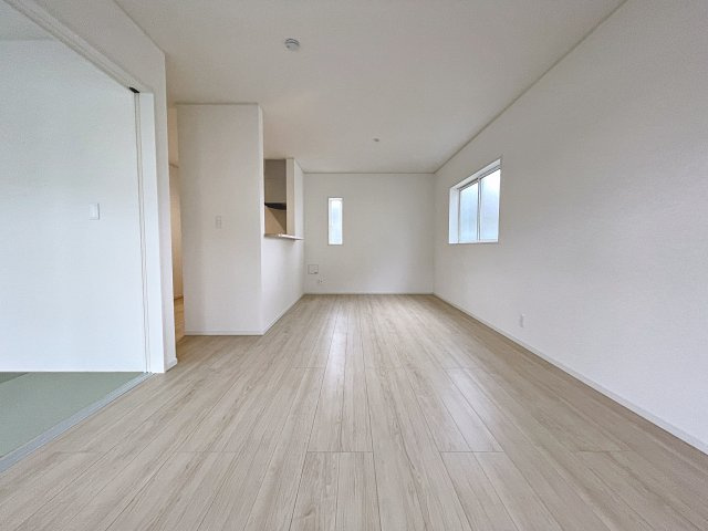 新築戸建・新築建売　郡山市大槻町第39　柴宮小・第一中の居間・リビング|キッチンの前にダイニングテーブルを設置すれば、お料理の配膳もスムーズです！