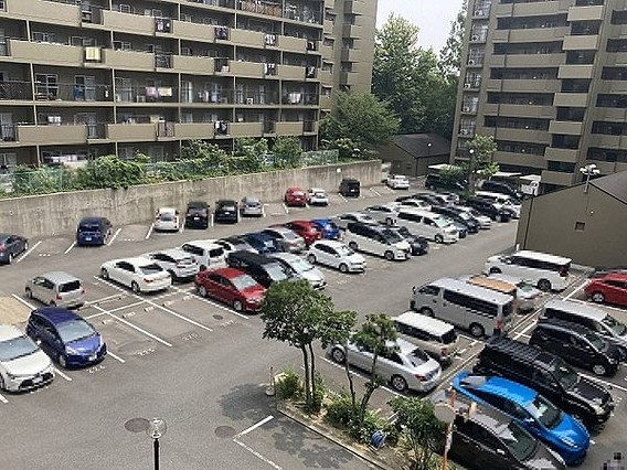 千里中央パークヒルズD棟の駐車場