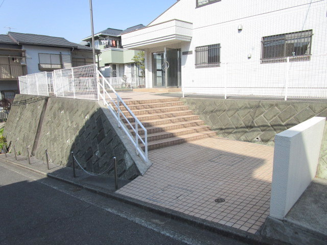 ペルシュワールもえぎ野のエントランス