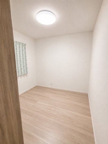 防府市高井中古住宅の洋室|個人の部屋や寝室として使える洋室です