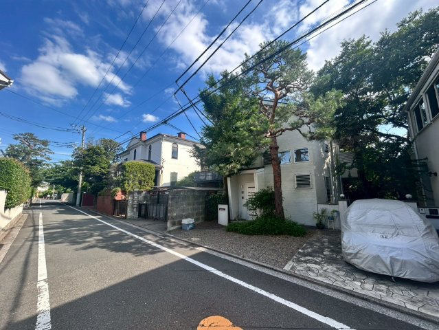 【内覧可】中央線「吉祥寺」駅徒歩圏内　中古戸建の前面道路含む現地写真