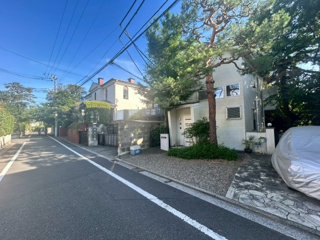 【内覧可】中央線「吉祥寺」駅徒歩圏内　中古戸建の前面道路含む現地写真|前面道路約5.3ｍの公道です