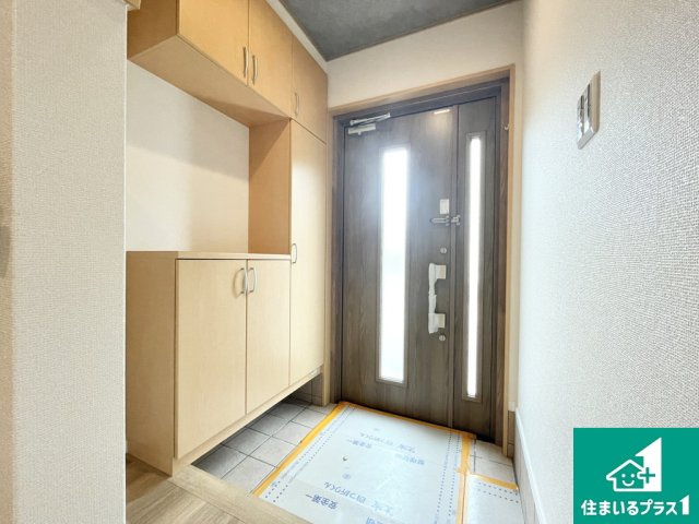 堺市西区鳳西町　中古戸建の玄関|大型のシューズボックスつきの玄関です♪【現地写真】