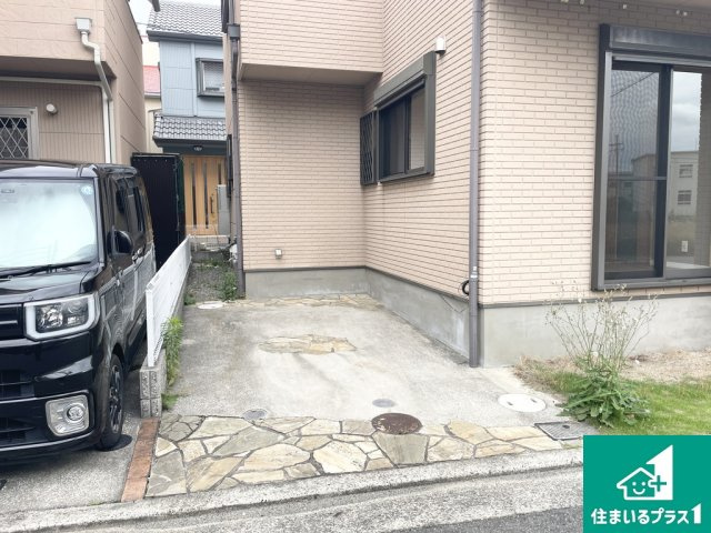 堺市西区鳳西町　中古戸建の駐車場|前面道路は６mあるので駐車もラクラク♪【現地写真】