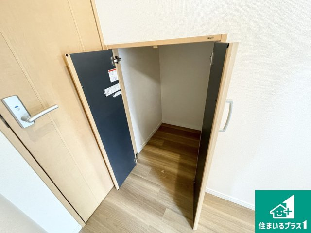 堺市西区鳳西町　中古戸建のエントランス|玄関の奥には階段下を利用した収納スペースがあります♪【現地写真】