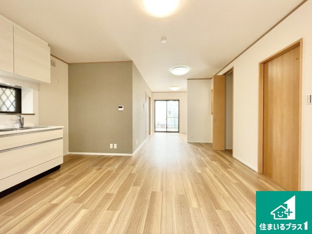 堺市西区鳳西町　中古戸建の居間・リビング|リビングの別角度です【現地写真】