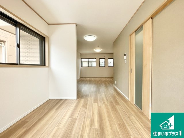 堺市西区鳳西町　中古戸建の居間・リビング|リビングの別角度です【現地写真】