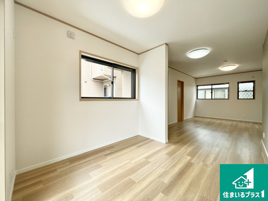 堺市西区鳳西町　中古戸建の居間・リビング|リビングの別角度です【現地写真】