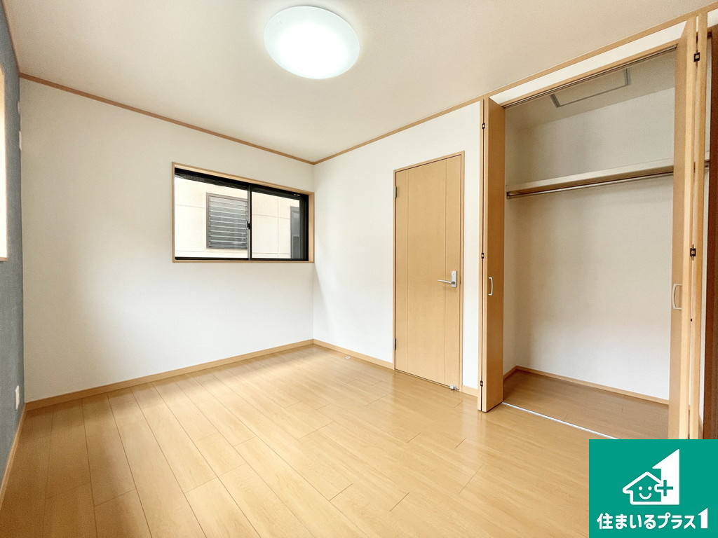 堺市西区鳳西町　中古戸建の洋室|大きな収納がある６帖の洋室です♪【現地写真】