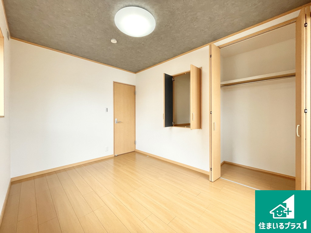 堺市西区鳳西町　中古戸建の寝室|バルコニーに面した６帖の洋室です♪【現地写真】
