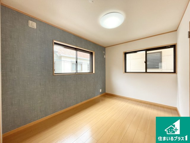 堺市西区鳳西町　中古戸建の子供部屋|アクセントクロスがおしゃれな６．５帖の洋室です♪【現地写真】