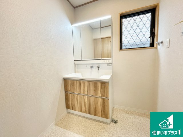 堺市西区鳳西町　中古戸建の独立洗面台|遮わ付きの洗面化粧台です！朝の支度も手早く済ませられます♪【現地写真】