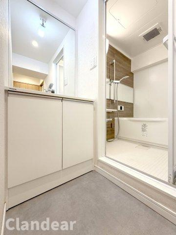 グランヴィラ綾瀬の独立洗面台|ドキドキの新生活も、安心してスタート。ぴったりの住まいを見つけませんか？クランディアが一緒に住まい選びをサポートします‼　まずは、お気軽にお問合せください　＃クランディア