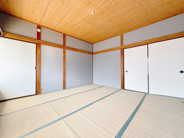 【中古戸建】行田市大字荒木の和室|■和室｜扉付きの和室なのでプライベートな空間にもなります。ご両親がお泊りになっても、ぬくもりを感じられる和室でゆっくりとお寛ぎいただけます♪