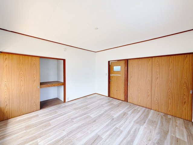 【中古戸建】行田市大字荒木の洋室|■洋室｜ほっと安らぐ落ち着いたナチュラルな色合い。ウッドの質感でお部屋も心もやさしいぬくもりに包まれます。明るい日差しが降り注ぐお部屋に、居心地の良さを感じます♪