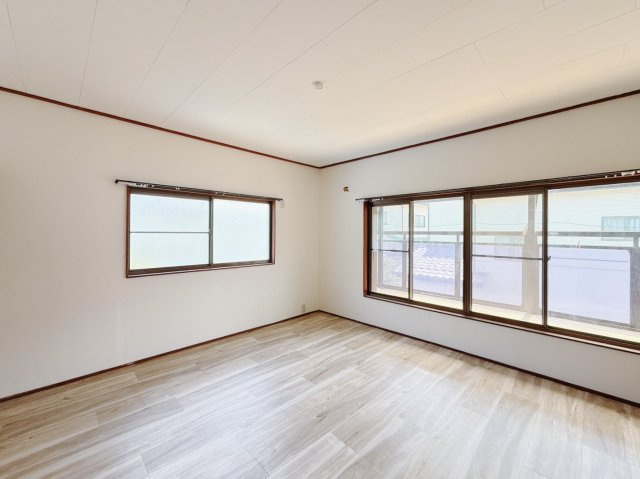 【中古戸建】行田市大字荒木の洋室|■洋室｜バルコニーにも出られる2階の一室♪お勉強などに疲れたら気晴らしもできますね♪収納もあり、お部屋がいつでもスッキリ片付きます＊。