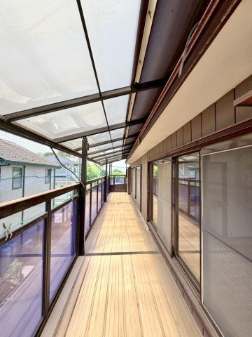【中古戸建】行田市大字荒木のバルコニー|■バルコニー｜バルコニーから入る日差しは暖かく、爽快な朝の目覚めを促してくれます♪洗濯物やお布団を干して太陽の香りを吸い込んだお布団で夜はおやすみください。