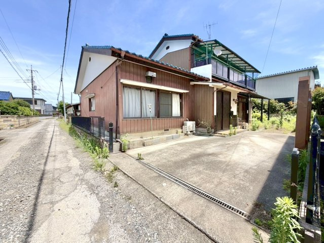 【中古戸建】行田市大字荒木の外観|■外観｜周囲の見渡しが良く、車の出入りの際も安全確認がしやすいため、小さなお子様がいるご家庭でも安心です。