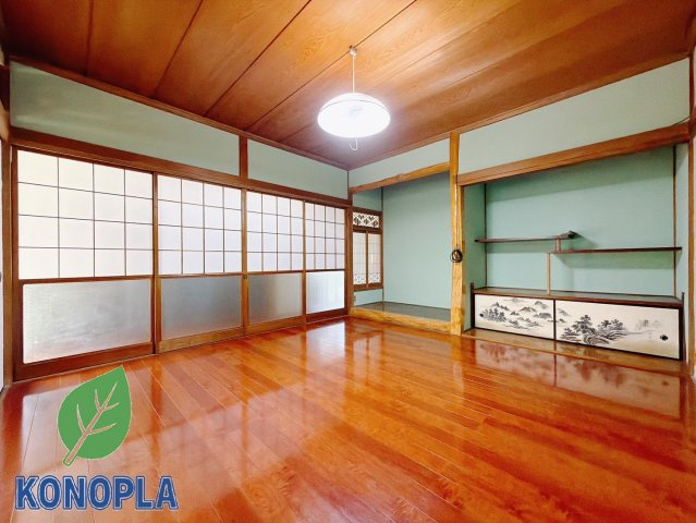 【中古戸建】行田市大字荒木の居間・リビング|■居間｜旅館のような趣を感じられる、くつろぎの住空間です。落ち着いた和の雰囲気が、日々の暮らしに癒しをもたらします♪
